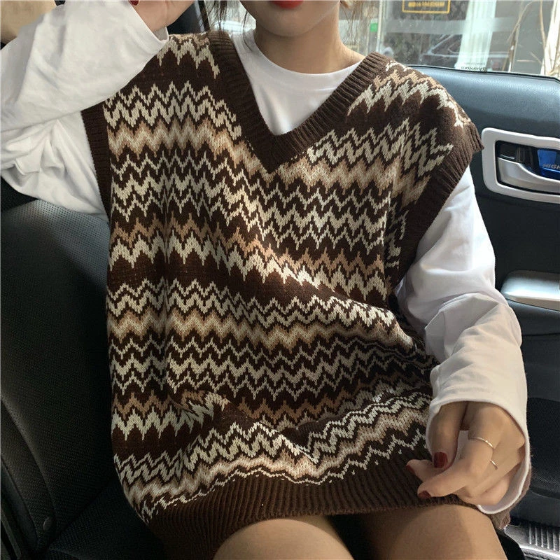 Loose sleeveless knitted sweater