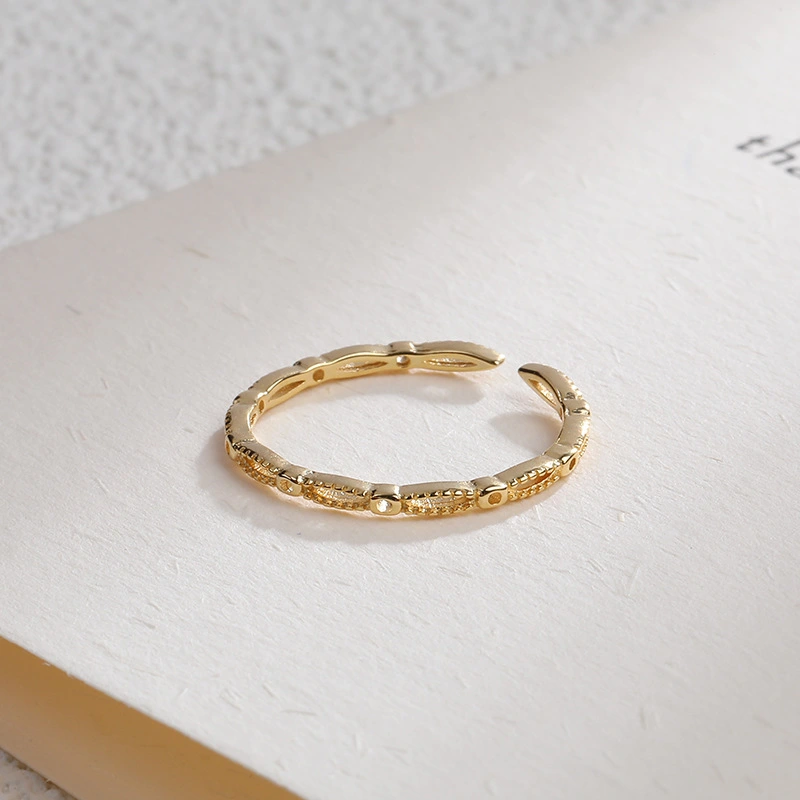 Adjustable hollow-out design ring