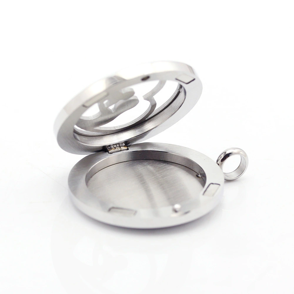 Round necklace with hollow wings