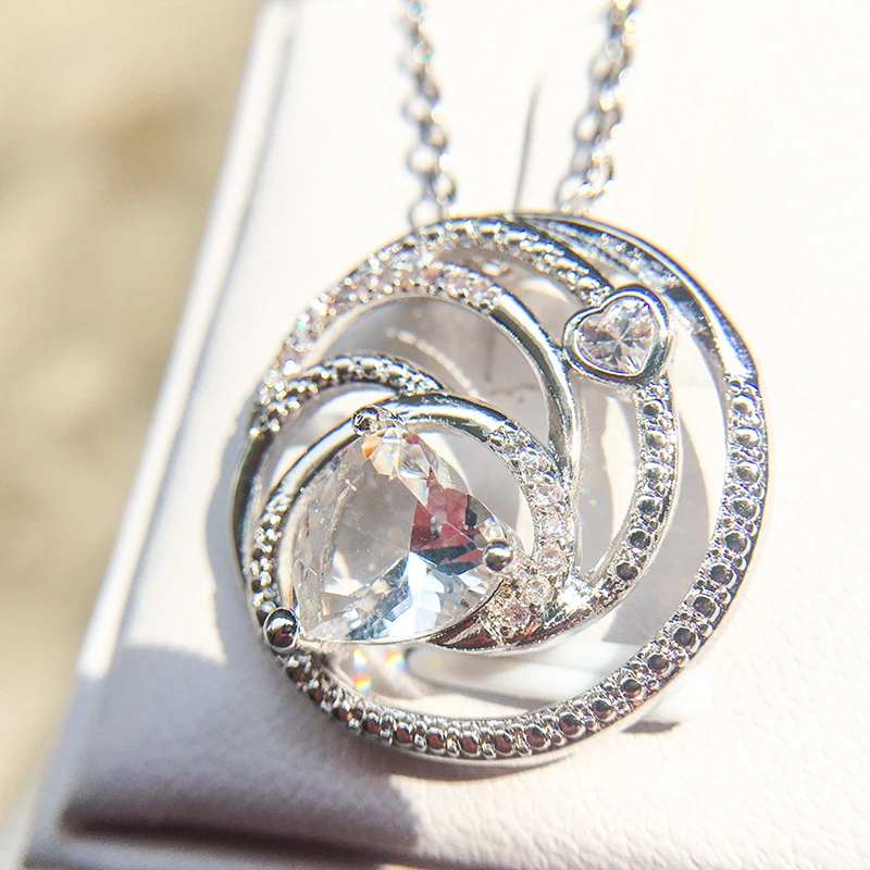 Round zircon pendant