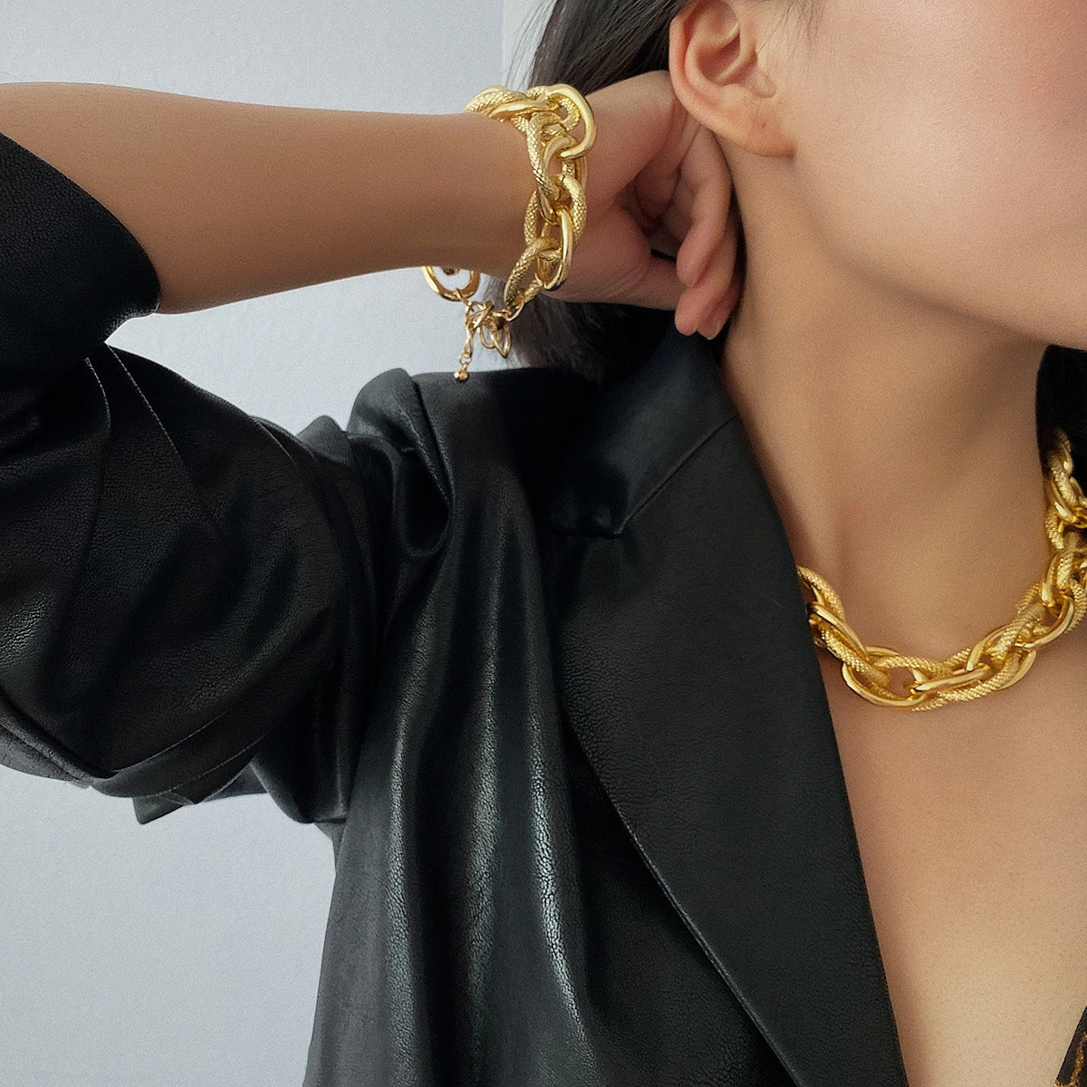 Punk chic exaggerated necklace girl
