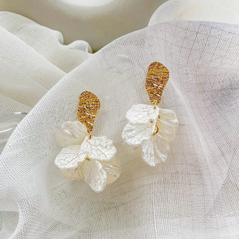 Three-dimensional petal earrings