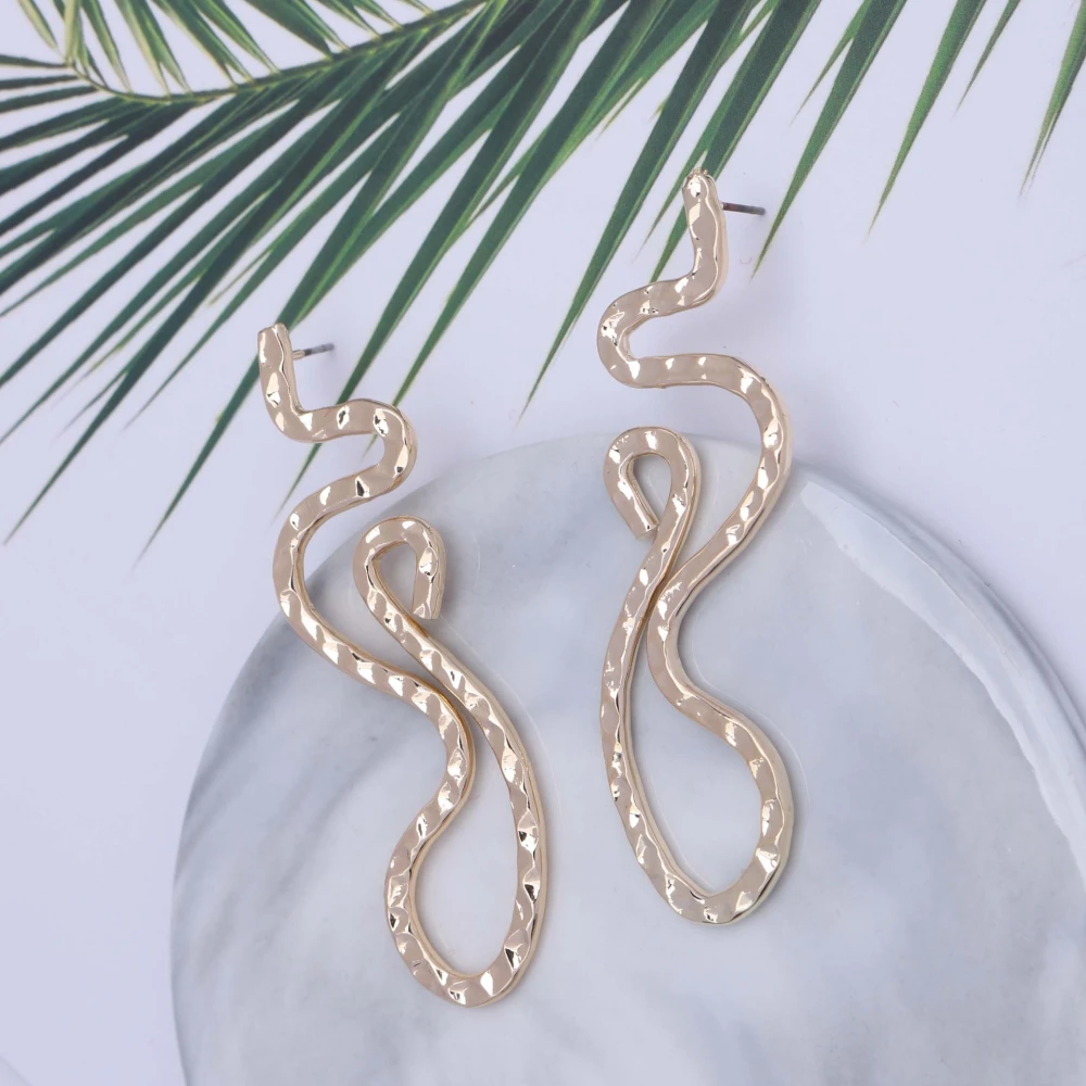 Gothic three-dimensional spiraling creative snake-shaped earrings