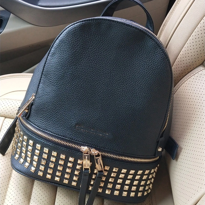 Women's bag in lychee leather with studs