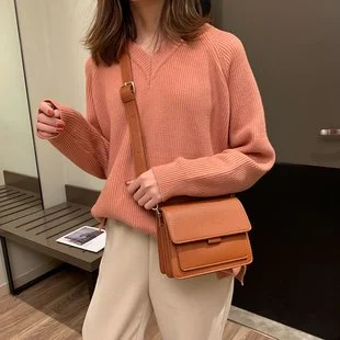 Wide shoulder bag