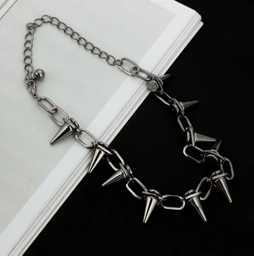 Exaggerated punk rivet clavicle chain