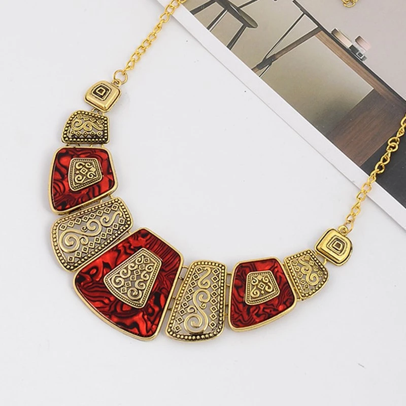 Geometric fan-shaped short necklace