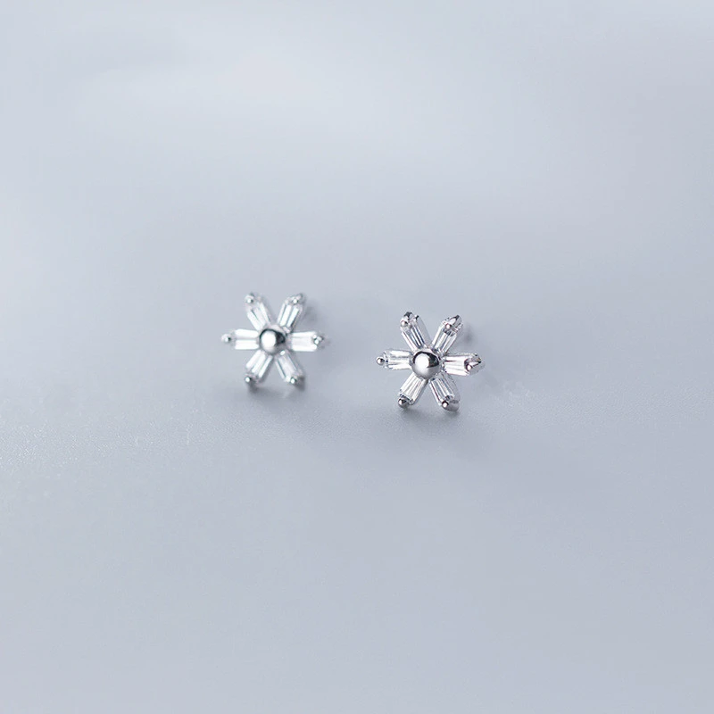 Diamond-set six-petal flower earpiece