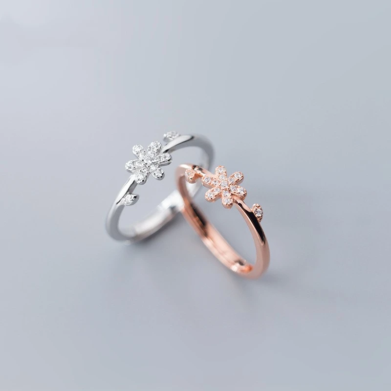 Adjustable ring with six petals in diamonds