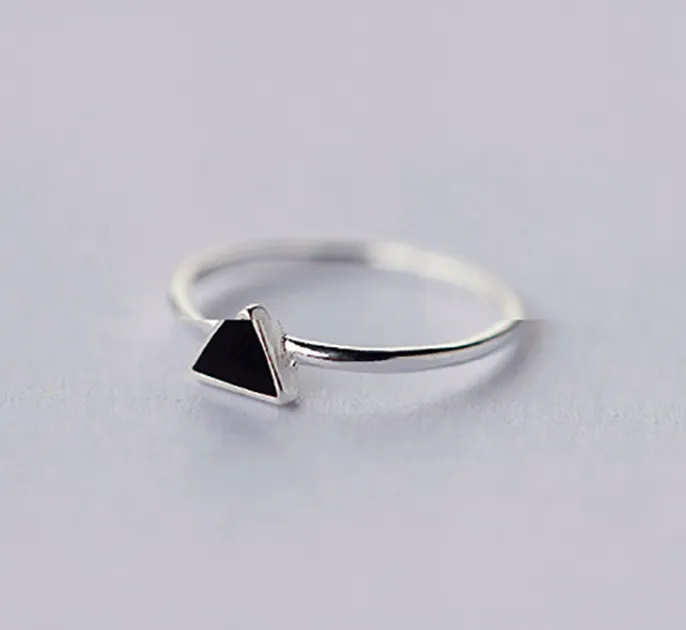 Geometric triangle ring