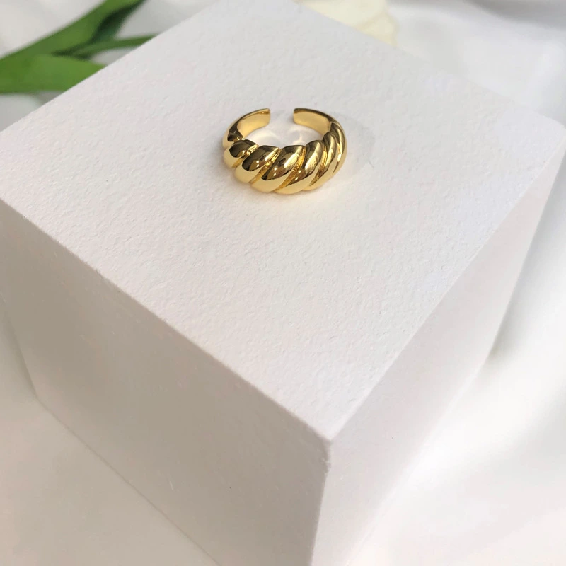 Women's vintage croissant twill ring