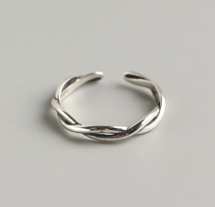 Twist and wave ring