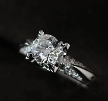 Proposal Wedding Plating 18K Classic Taurus Head Luxury Four Claw Diamond Ring Female Models