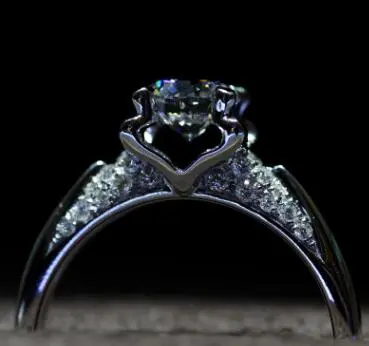 Proposal Wedding Plating 18K Classic Taurus Head Luxury Four Claw Diamond Ring Female Models