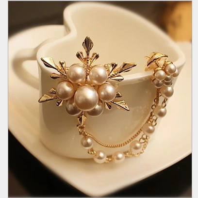 Pearl flower brooch