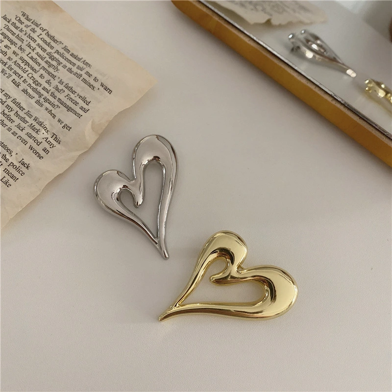 Exaggerated love geometric brooch