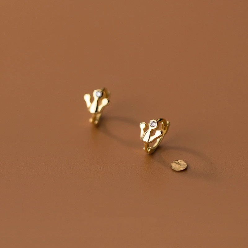 S925 White Fungus Buckle Women Simple Diamond Crown Earrings