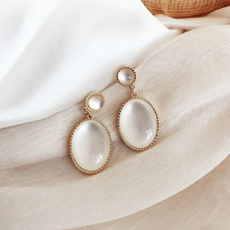 Hepburn-like oval earrings