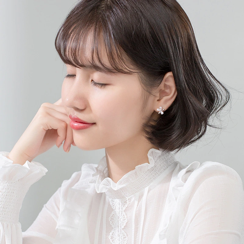 Five-petal flower earrings with diamond earrings