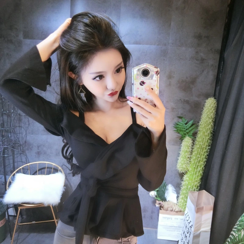 V-neck halter top with waist and ruffled off-the-shoulder long-sleeved T-shirt