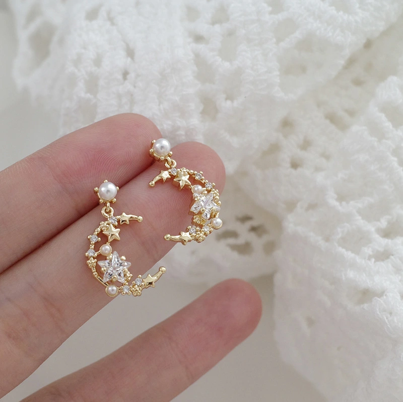 Micro-set moon pearl earrings