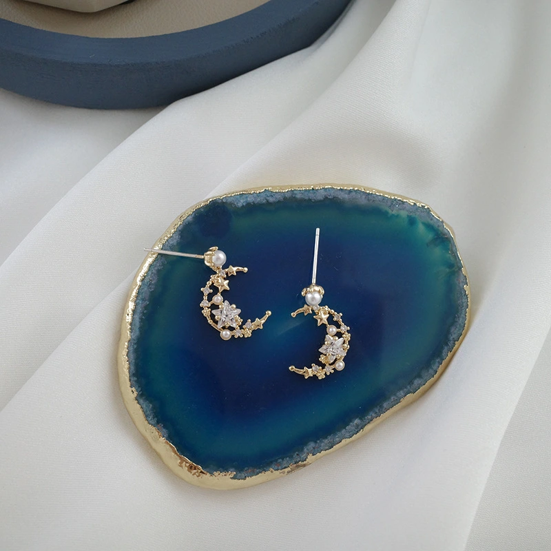 Micro-set moon pearl earrings
