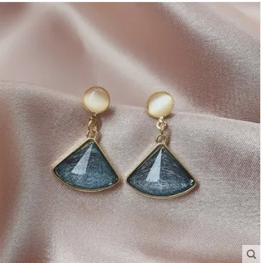 Simple and compact Earrings