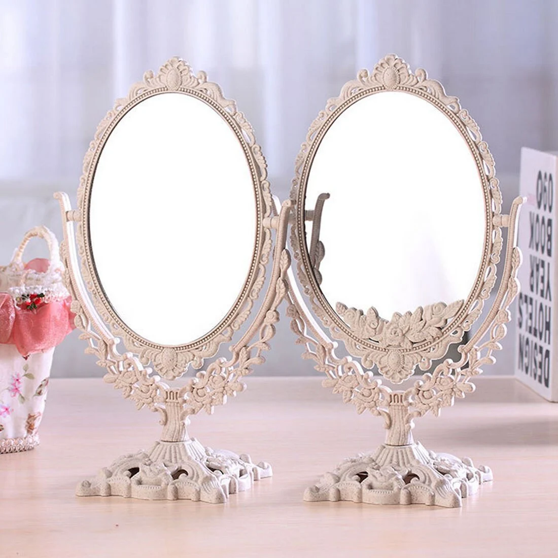 Double-sided makeup mirror