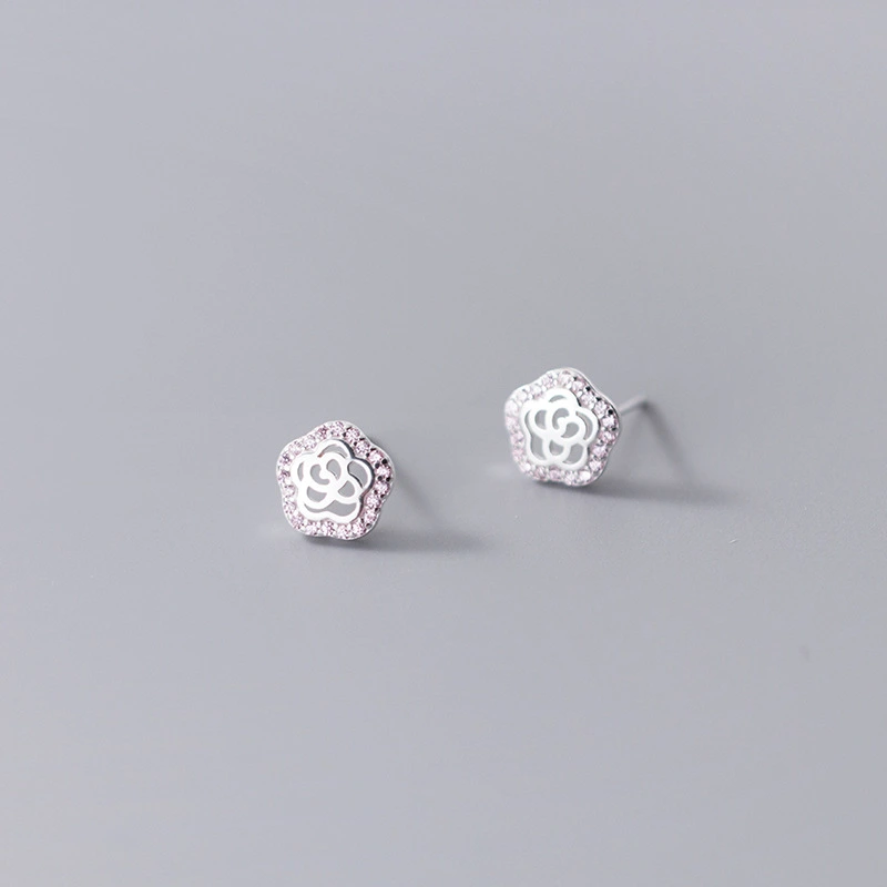 Hollowed-out flowers inlaid with diamonds sweet earring