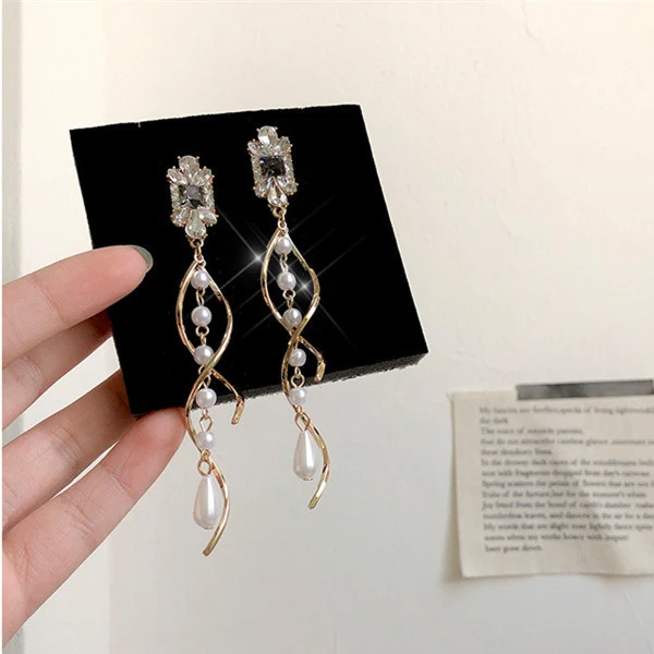 Exaggerated earrings web celebrity stud