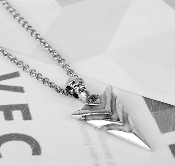 European and American film and television peripheral hot sell accessories ARROW ARROW glow-in-the-dark alloy key chain pendant