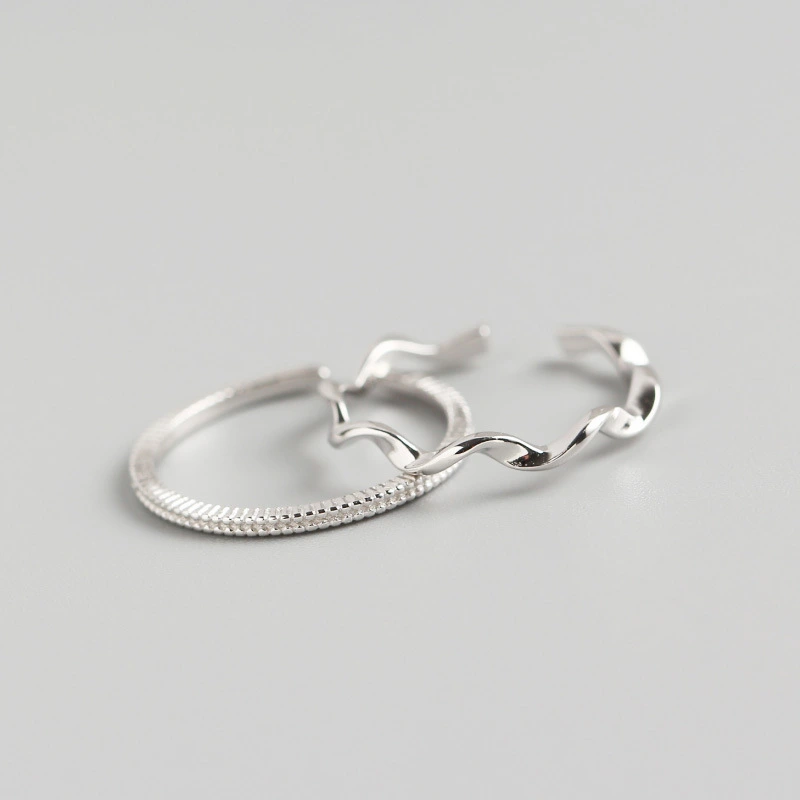 Mobius Minimalist Thin Tail Ring