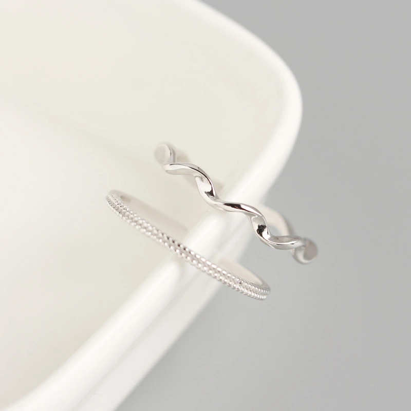 Mobius Minimalist Thin Tail Ring