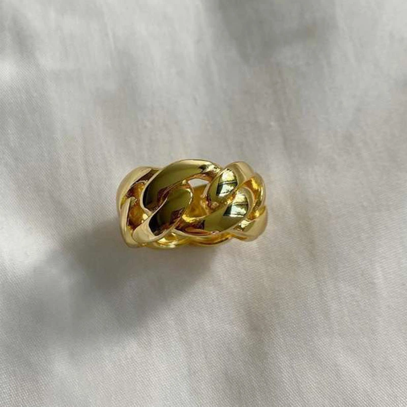 New gold thick chain ring ins blogger niche