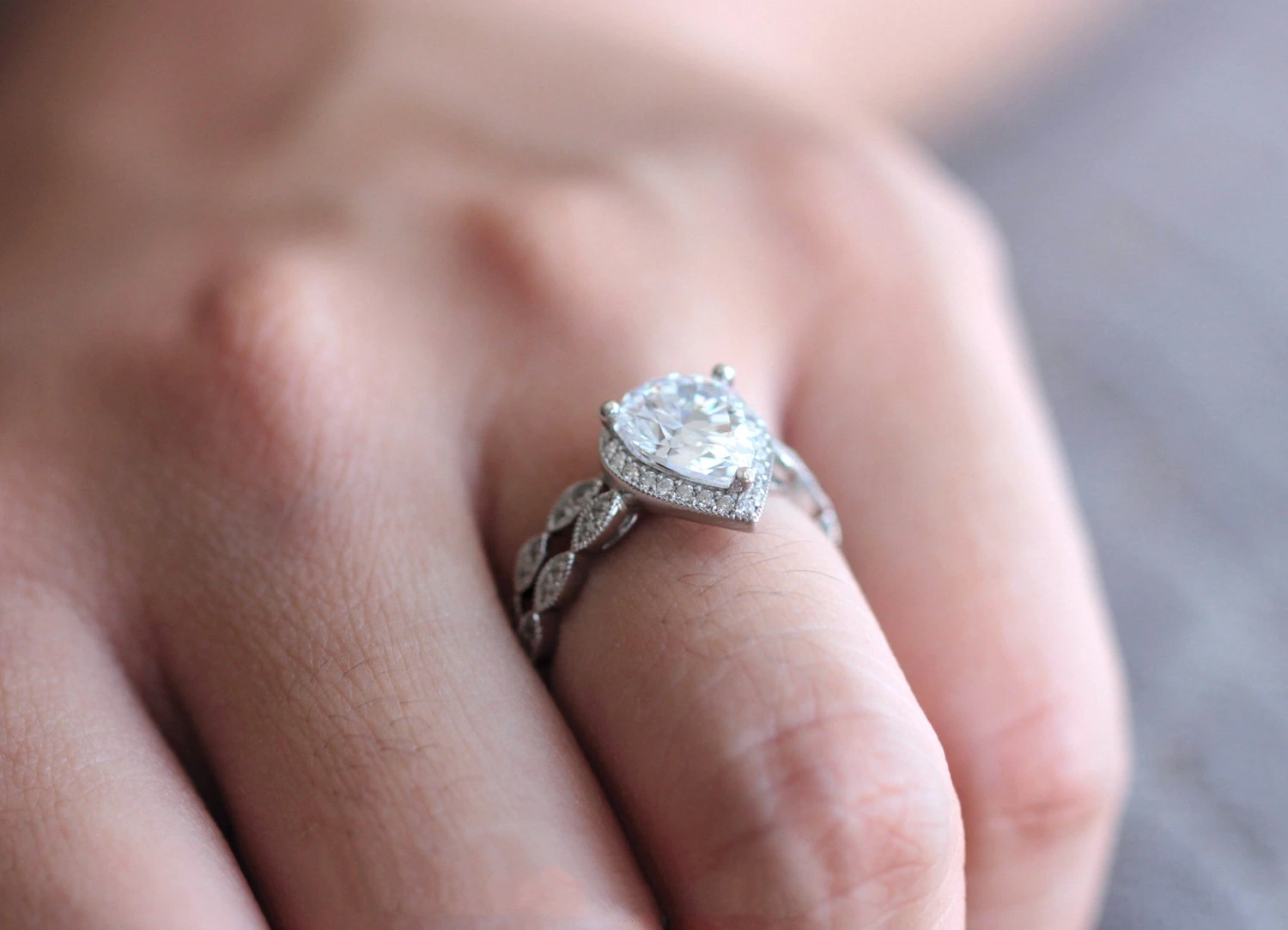 New Pear Shaped Water Droplets Inlaid Zircon Rings