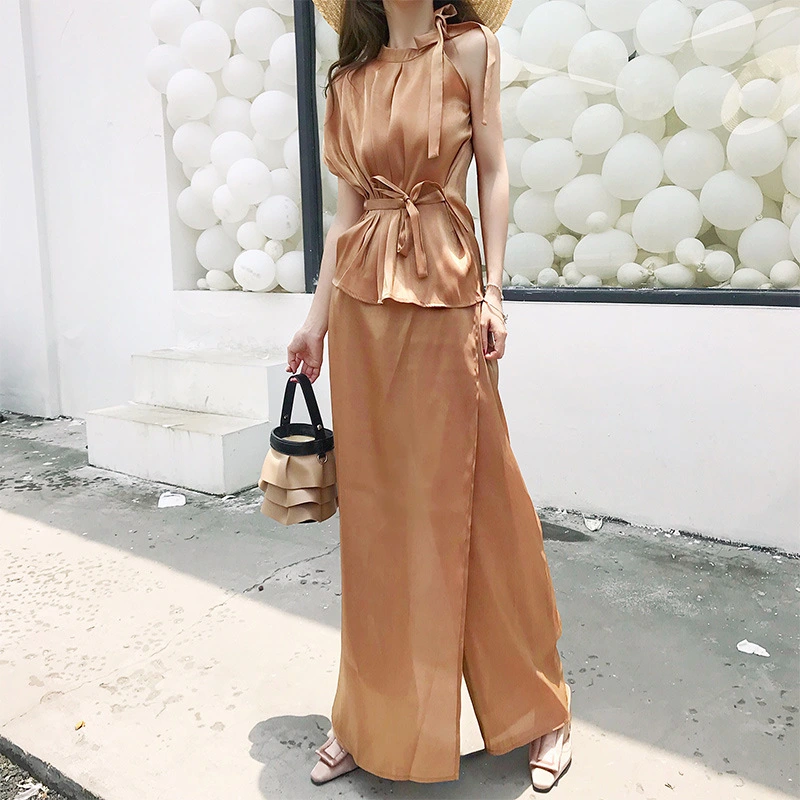 Two-piece suit with collar and waist