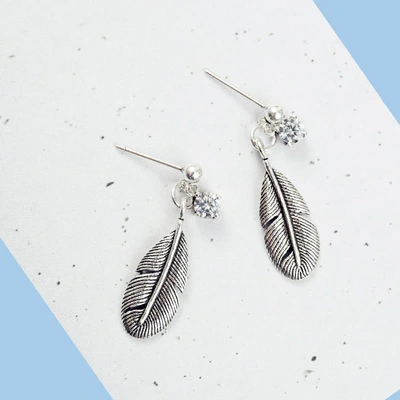 All-match feather stud earrings