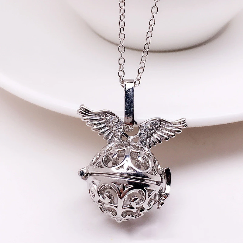 Openwork aromatherapy pendant with diamond wings