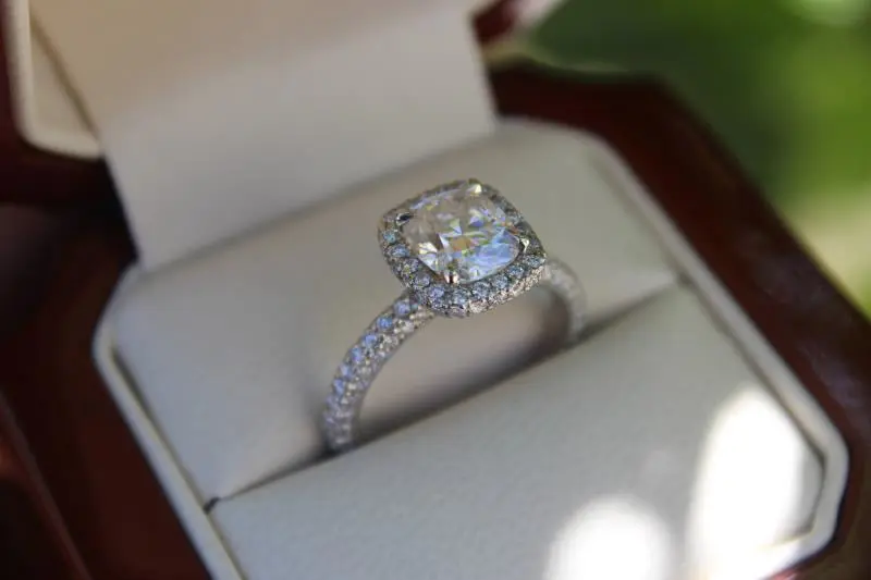 Four-claw plated inlaid rhinestone ring