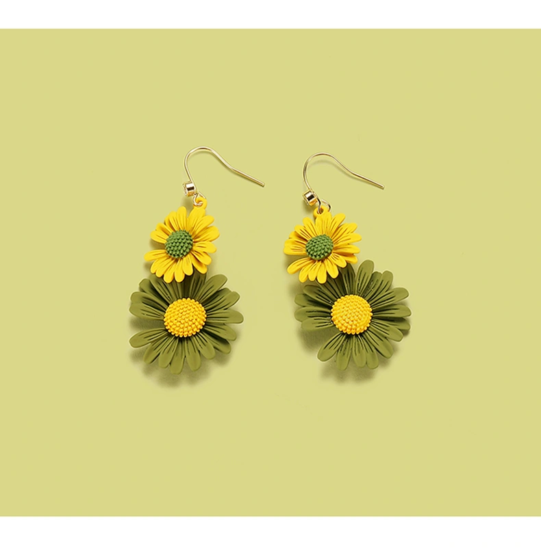 Women's small daisy flower earrings