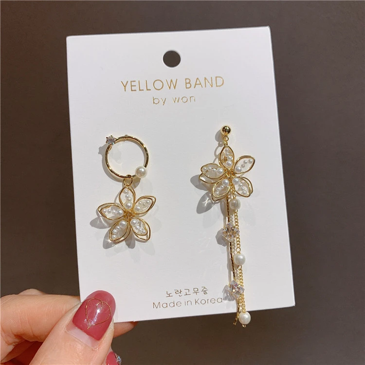 Hollow flower asymmetric earrings