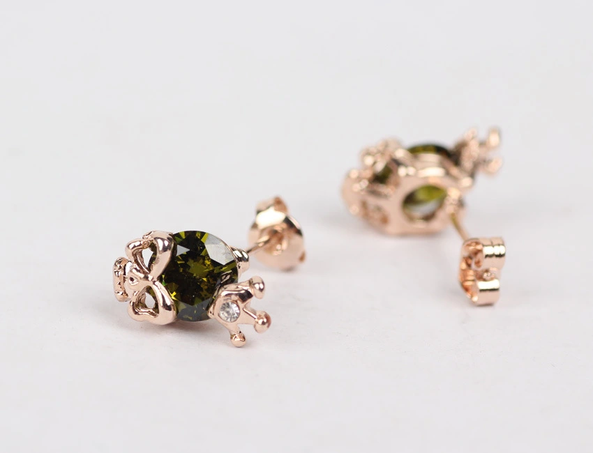 Skull crown stud earrings