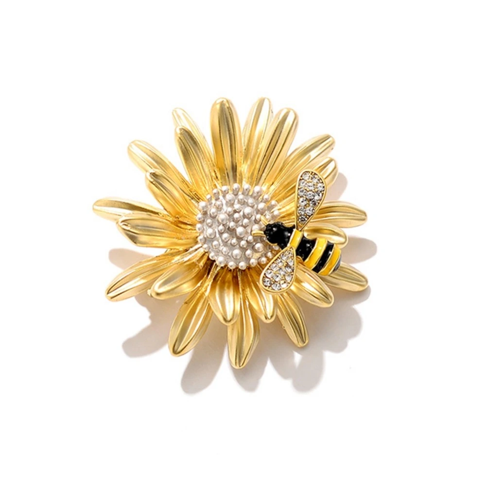 Bee daisy brooch