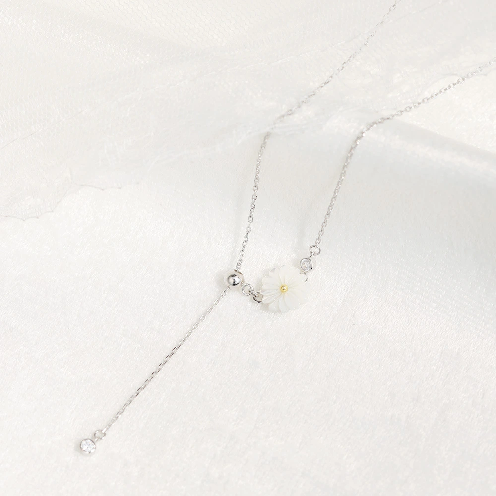 Small daisy shell necklace