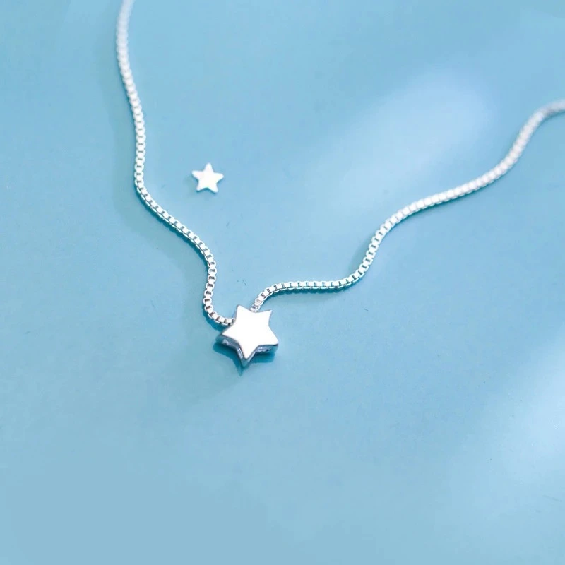 Small and short star necklace