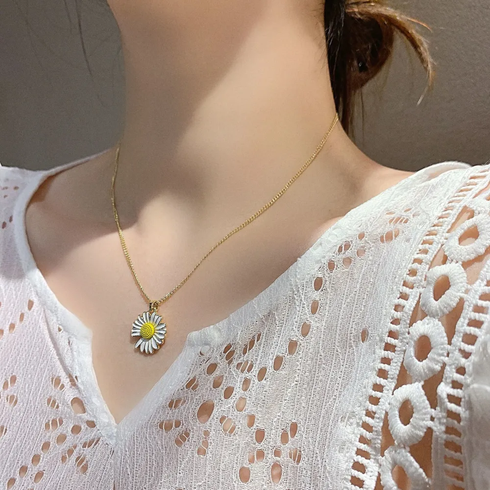 Simple Temperament Flower Pendant Decoration Personality Clavicle Chain