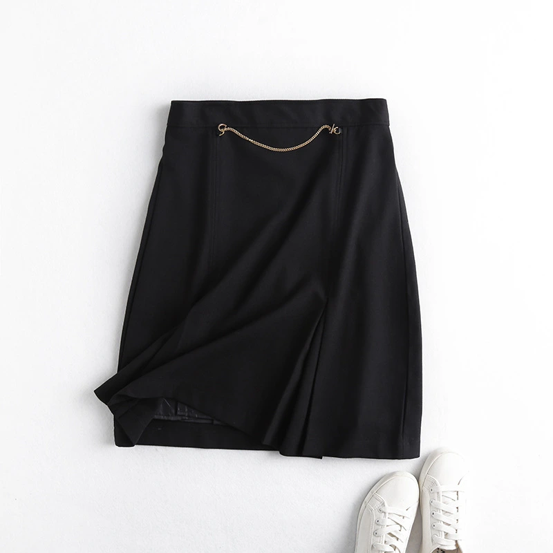 Wide pleated skirt with chain decoration