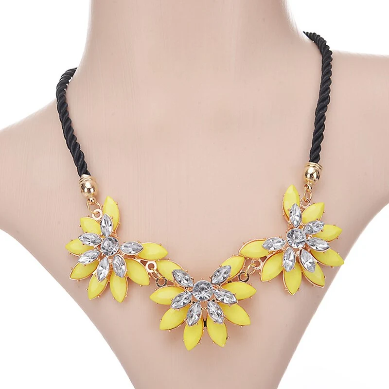 Clavicle Chain Beach Vacation Wind Sun Flower Short Necklace Retro Three Flower Necklace Korean Wholesale