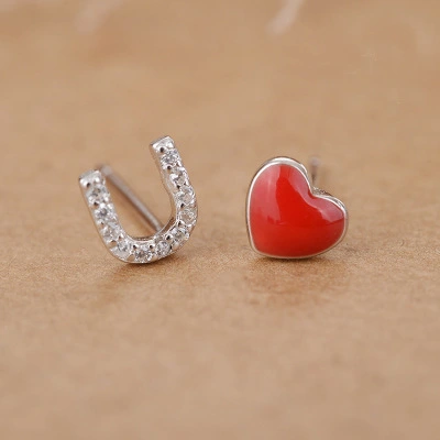 Heart-shaped enamel asymmetric stud earrings