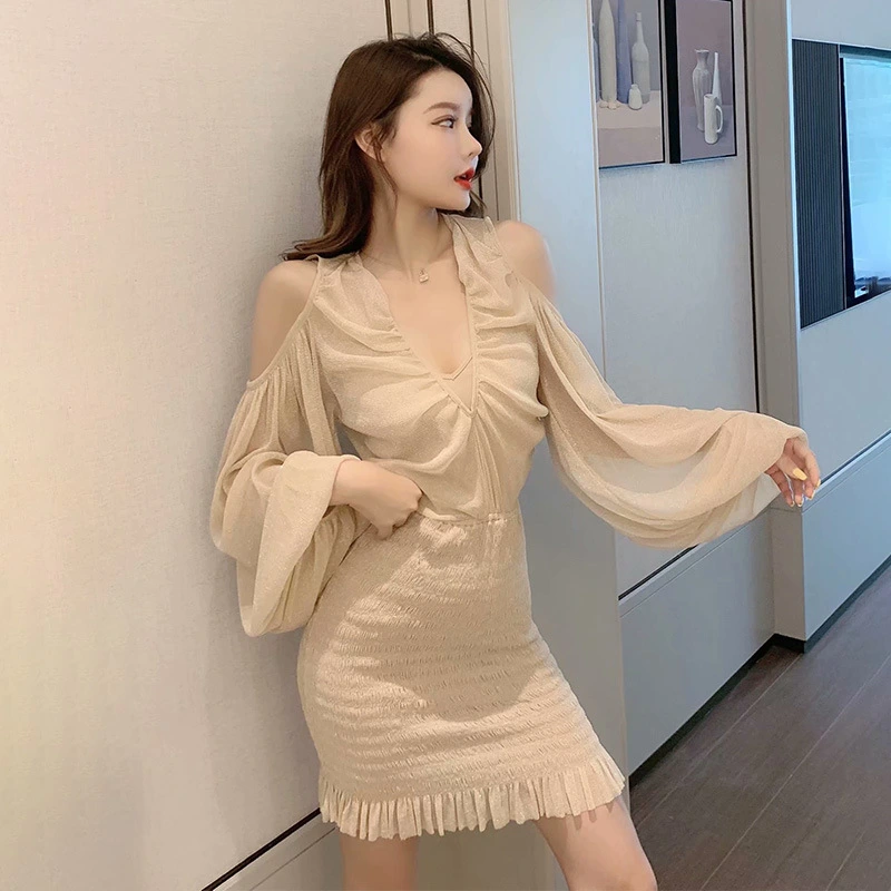 Off-the-shoulder long sleeves